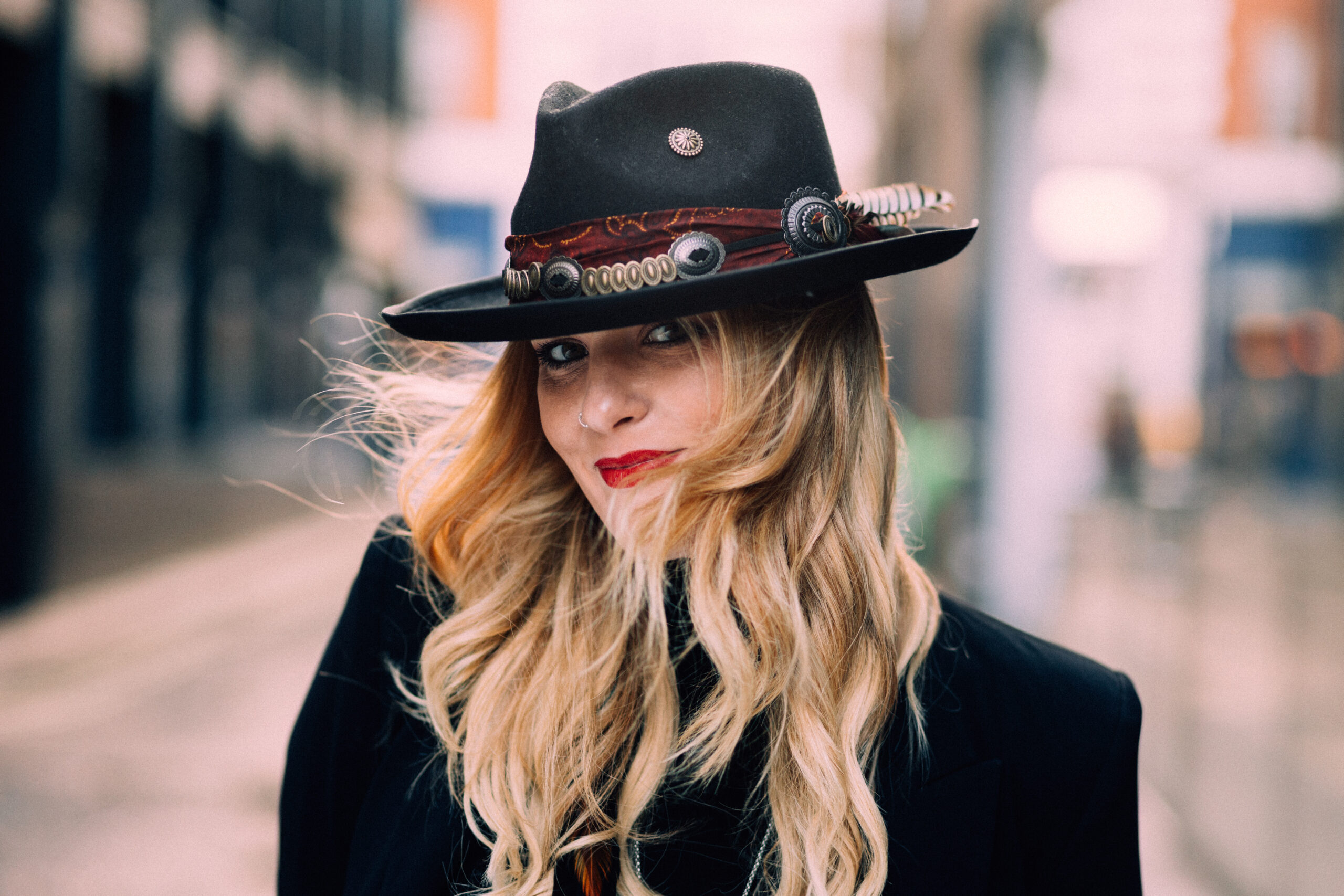 ELLES BAILEY Premieres Her Video for ‘Sunshine City, Live at The Pool’