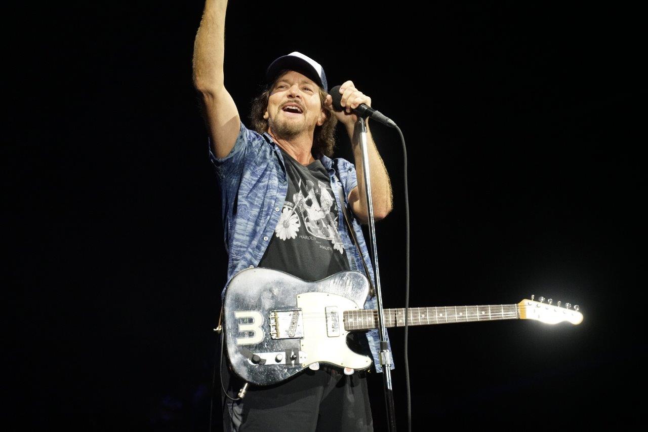LIVE REVIEW: PEARL JAM with special guests The Pixies & Cosmic