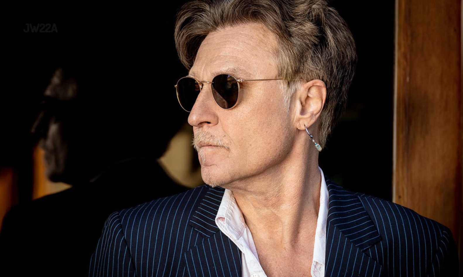 INTERVIEW JOHN WAITE talks about 'Anything', 'Singles' the new